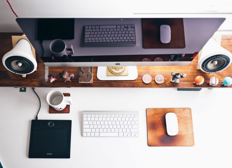 iMac en mesa con teclado y ratón