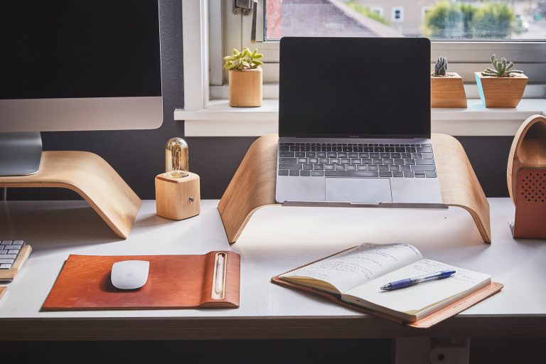 Una mesa de escritorio con dos ordenadores