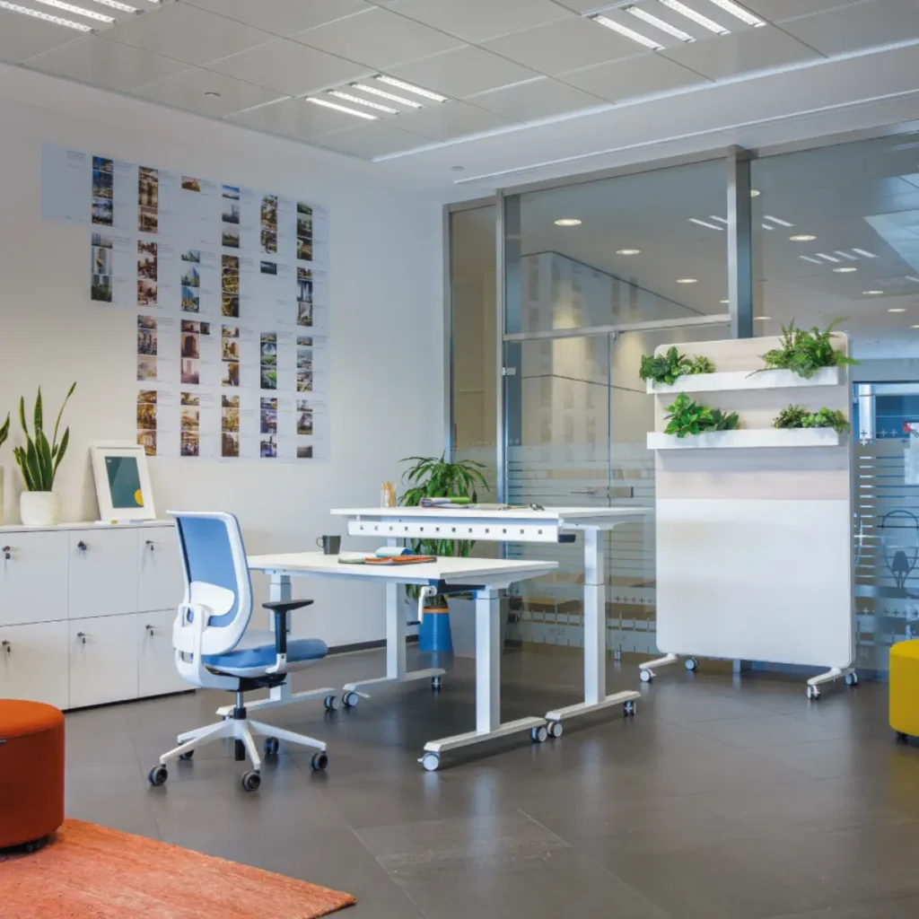 Mobiliario de oficina flexible con mesas, sillas y paneles móviles