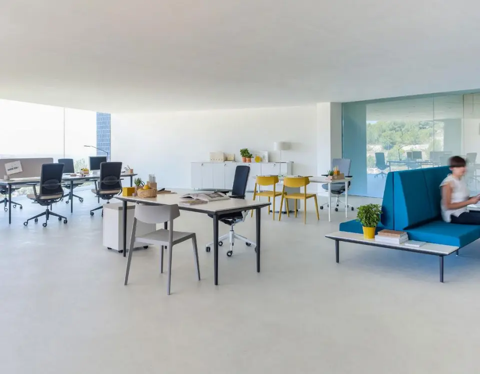Proyecto de mobiliario de oficina diseñado e instalado por Oficines