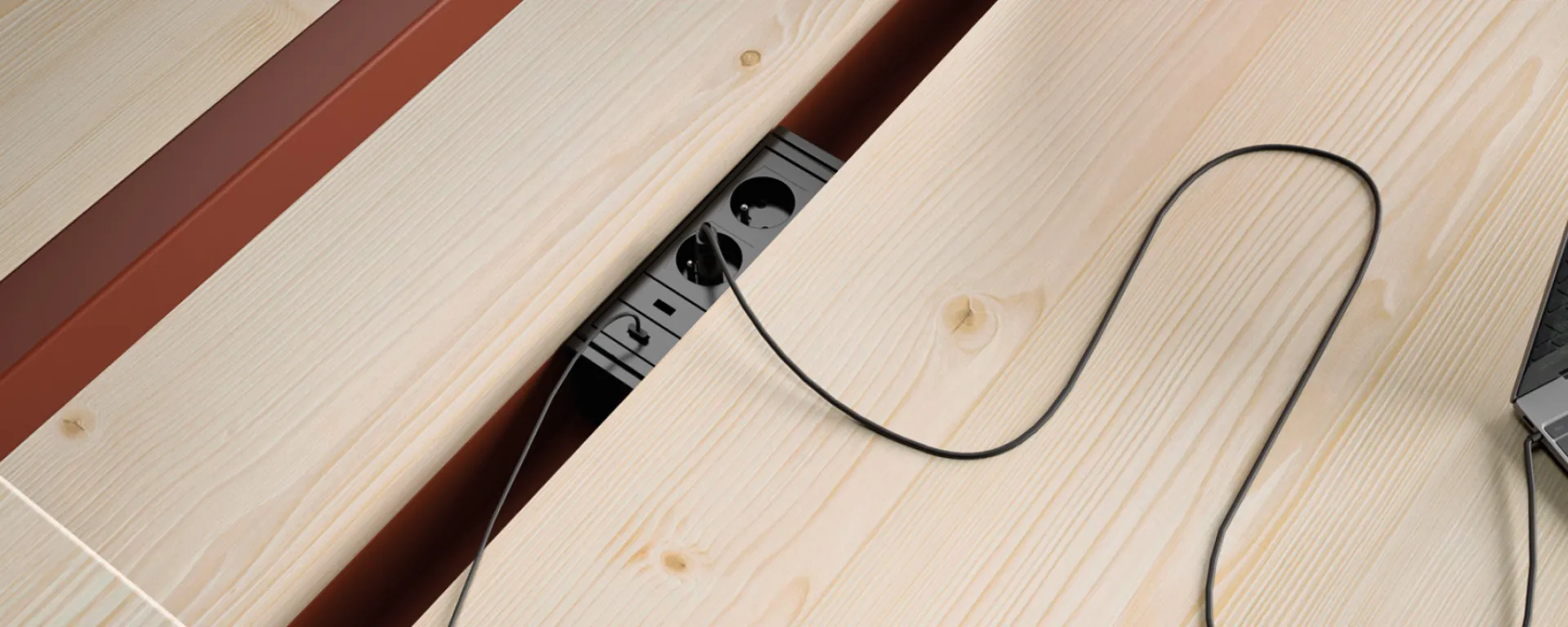Detalle de mesa de oficina con conexiones eléctricas integradas