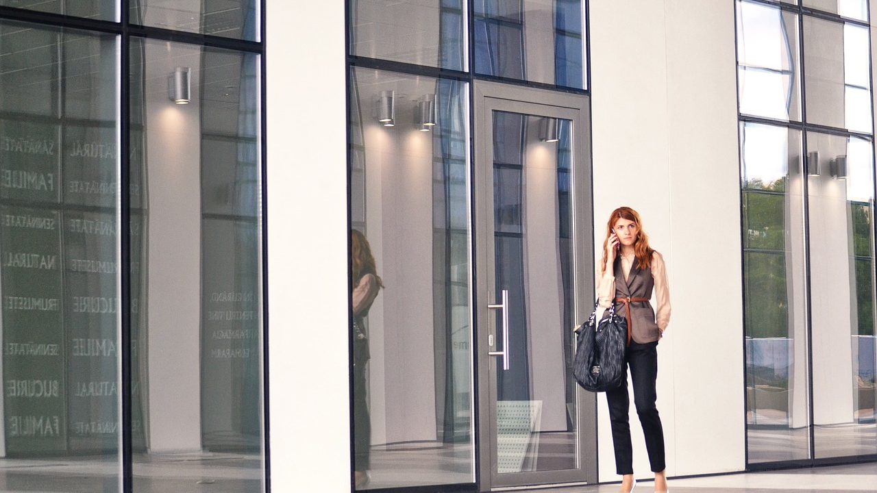 business-woman-on-the-phone-1997287_1280